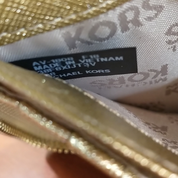 Michael Kors Signature Wallet - Picture 7 of 11